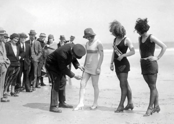 1920-е. Пляжная полиция проверяет длину купальников