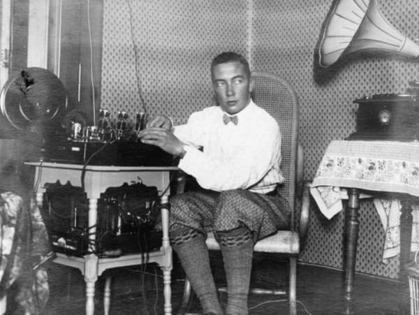 Примерно 1925 год. Молодой человек с самодельным радио