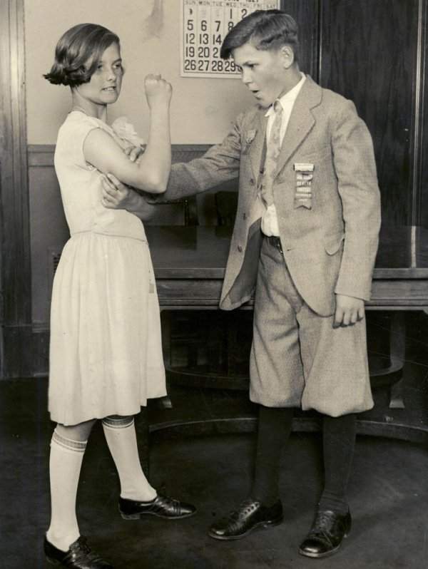 1927 год. Двое нарядно одетых подростков. Мускулы тоже ничего