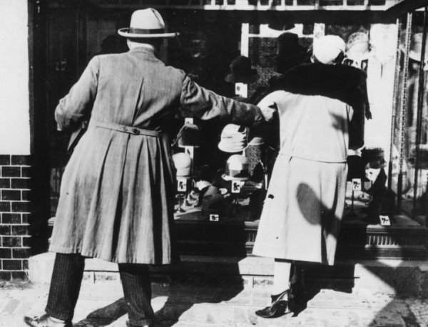 1926 год. Супружеская пара у витрины шляпного магазина в Берлине
