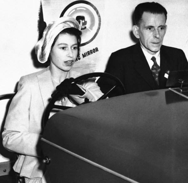 1949 год. Принцесса Елизавета за рулем автосимулятора во время посещения Королевского общества по предотвращению несчастных случаев
