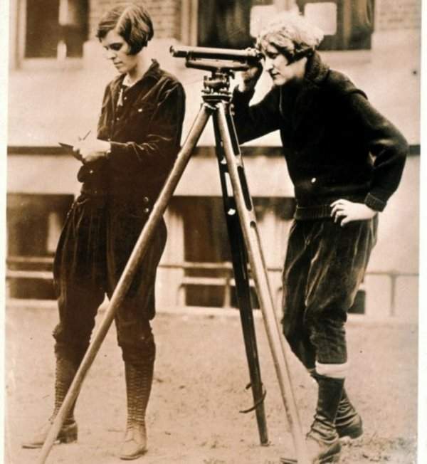 1920 год. Студентки-геодезистки Пенсильванского университета делают топографическую съемку