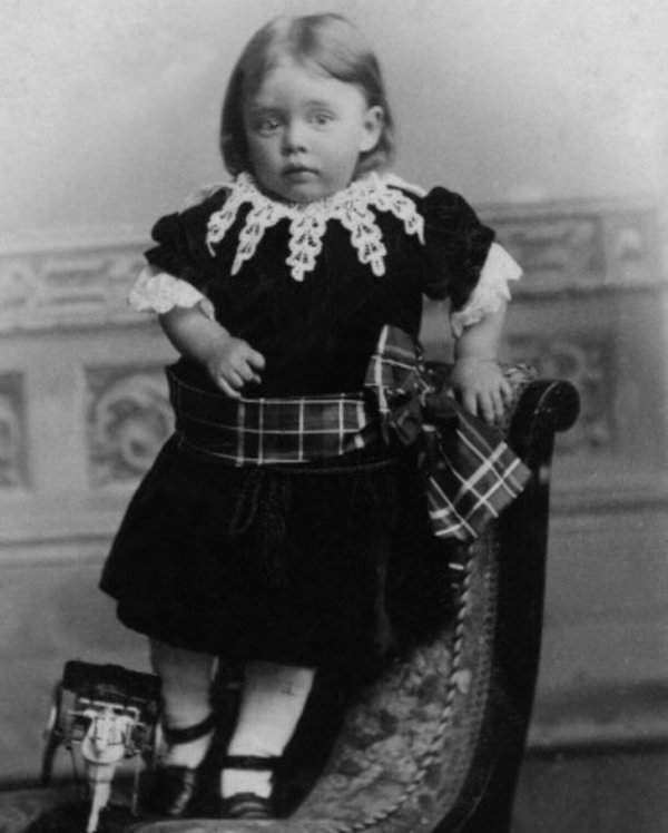 Примерно 1880 год. Маленький мальчик в платье