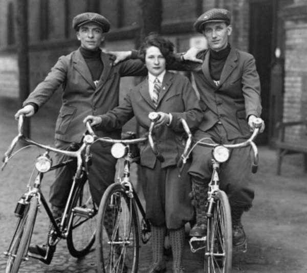 1920 год. Трое участников кругосветного велосипедного тура