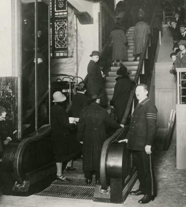 1925 год. Запуск первого эскалатора в универмаге в Германии