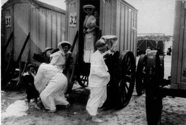 1910-е. Дамы у купальных машин на пляже острова Нордернай в Германии