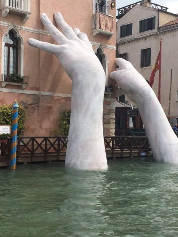 Знаменитые «Руки из воды», Венеция