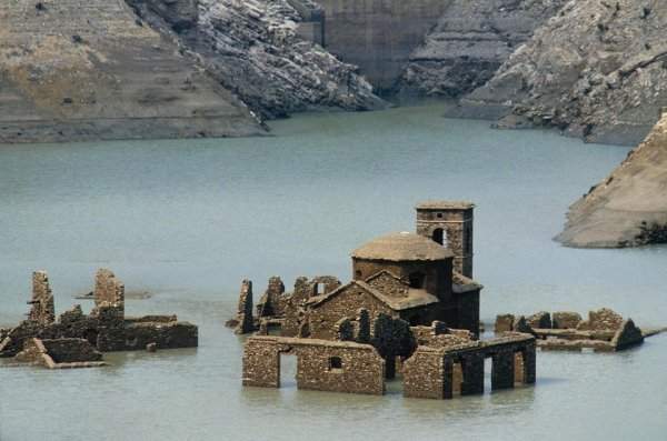 Деревня в Италии, которая находилась под водой с 1947 года