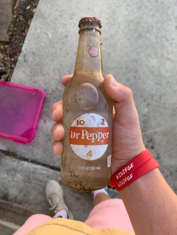 Оригинальный Dr Pepper, закопанный в саду.