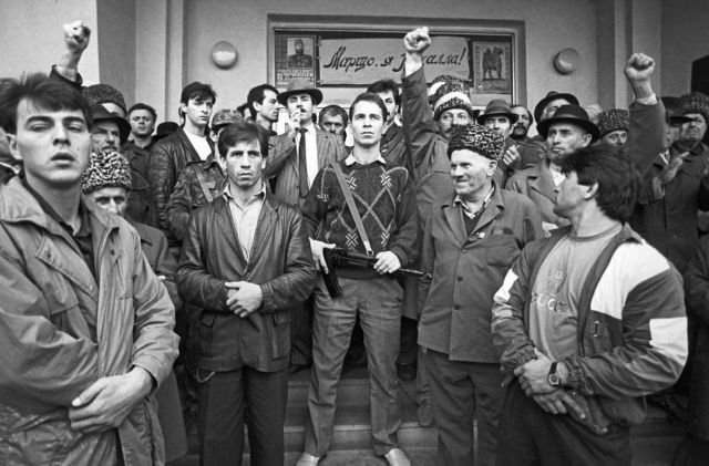 Джохар Дудаев (в центре) с избирателями, проголосовавшими за него на президентских выборах, октябрь 1993 года.