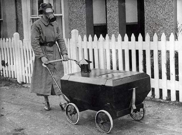 Женщина с газоупорной коляской. Англия, 1938 год.