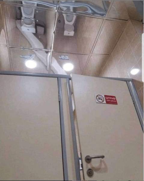 Зеркальный потолок — отличное решение для общественного туалета!