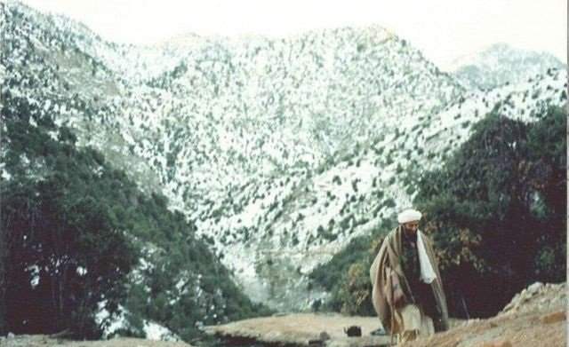 Бен Ладен в его убежище в Тора-Бора, в горах Афганистана. 1996 год.