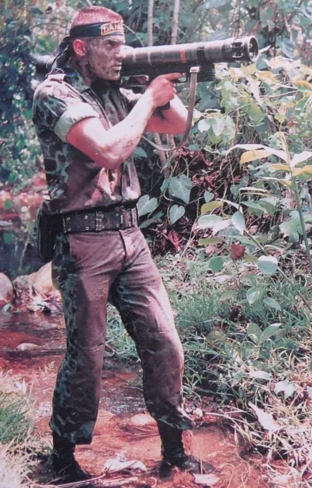 Колумбийский солдат целится из немецкого гранатомета во время операции против коммунистов или наркокартеля, 1992 год.