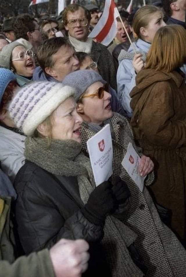 Митинг оппозиции в день принятия Конституции 1994 года. Республика Беларусь, 15 марта 1994 года.