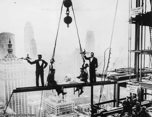 Официанты обслуживают двух строителей, Нью-Йорк, 1930 год.