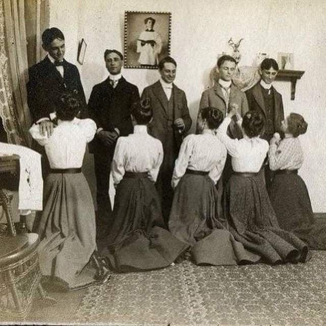 Этикет столетней давности. Дамы приглашают кавалеров на Белый Танец, 1900 г.