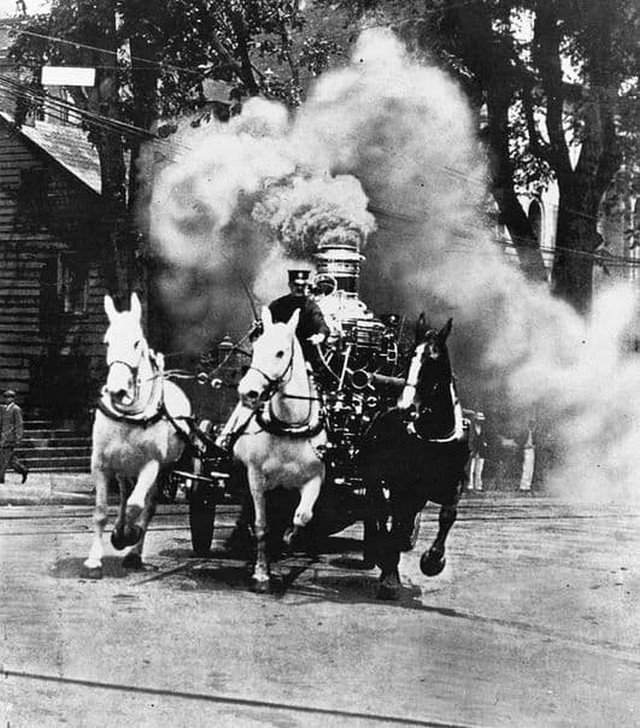 Пожарный экипаж с паровым насосом выезжает на тушение пожара, США, 1906 год.