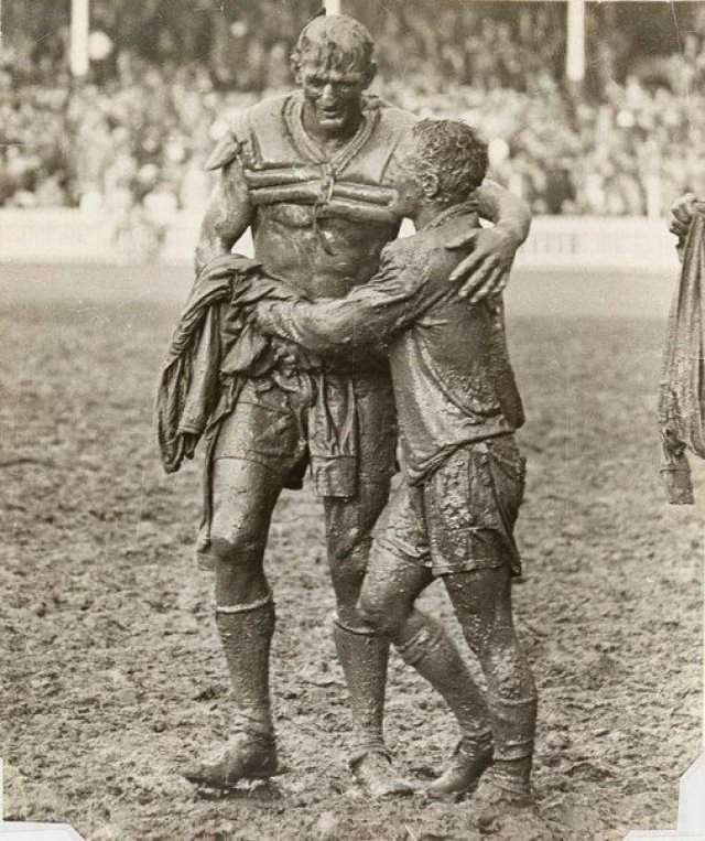 Капитаны команд-противников, Норм Прован и Артур Саммонс, обнимаются после австралийского финала по регби, 1963 г.