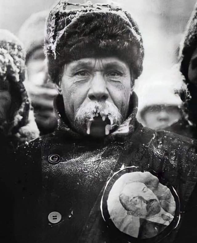 Замерзшие усы представителя текстильщиков на похоронах Владимира Ленина. 1924 г.