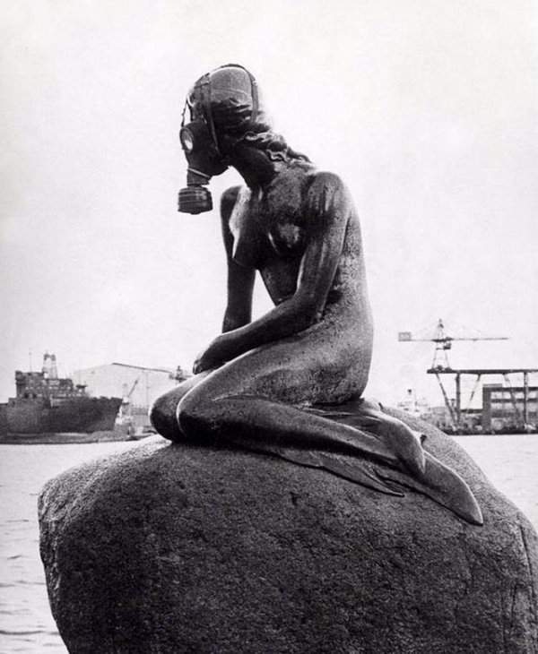 Статуя Русалочки в Копенгагене с противогазом на лице