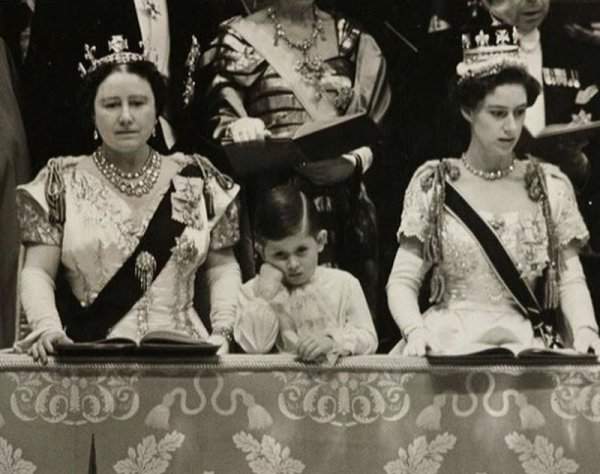 Принц Чарльз заскучал на коронации своей матери Елизаветы II, 1953 год