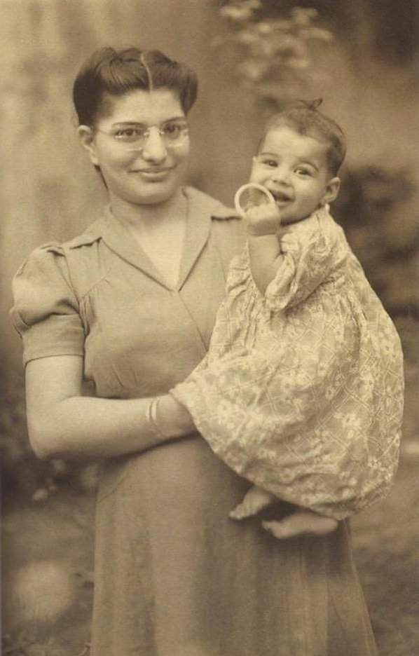 Фредди Меркьюри с мамой в 1947 году