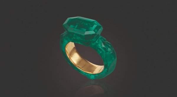 Резное кольцо из изумруда и золота 16-17 веков