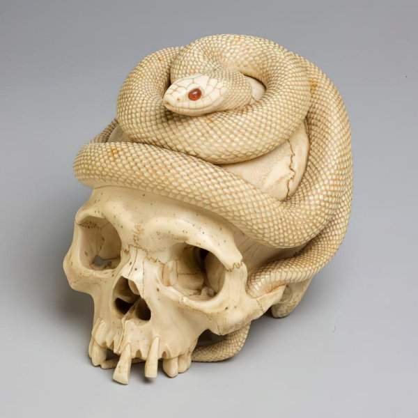 Вырезанные из слоновой кости череп и змея с глазами из драгоценного камня сердолика. Япония, период Эдо, 1860 год