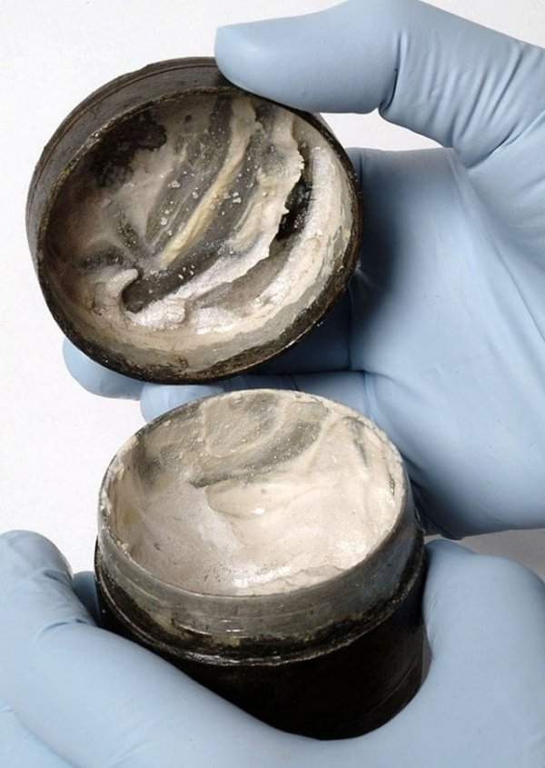 Баночка 2000-летней давности с древнеримским кремом/лосьоном для лица