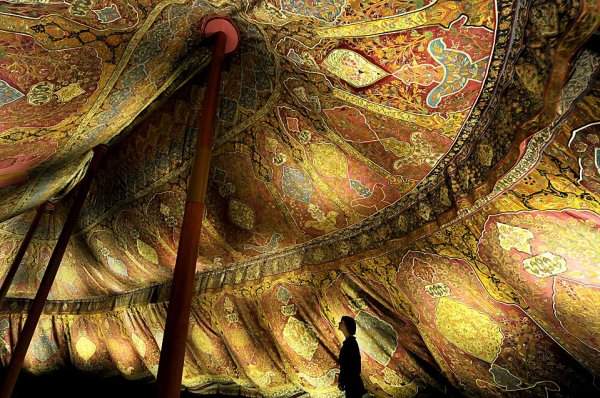 Османская трёхмачтовая палатка XVII века из шелка и позолоченной кожи