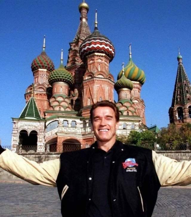 Счастливый Шварценеггер во время посещения Москвы 1996 год.