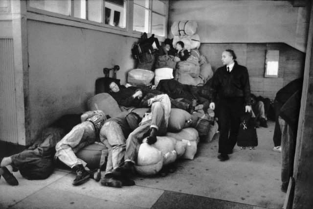 Торговцы спят в аэропорту Хабаровска, 1991 год.