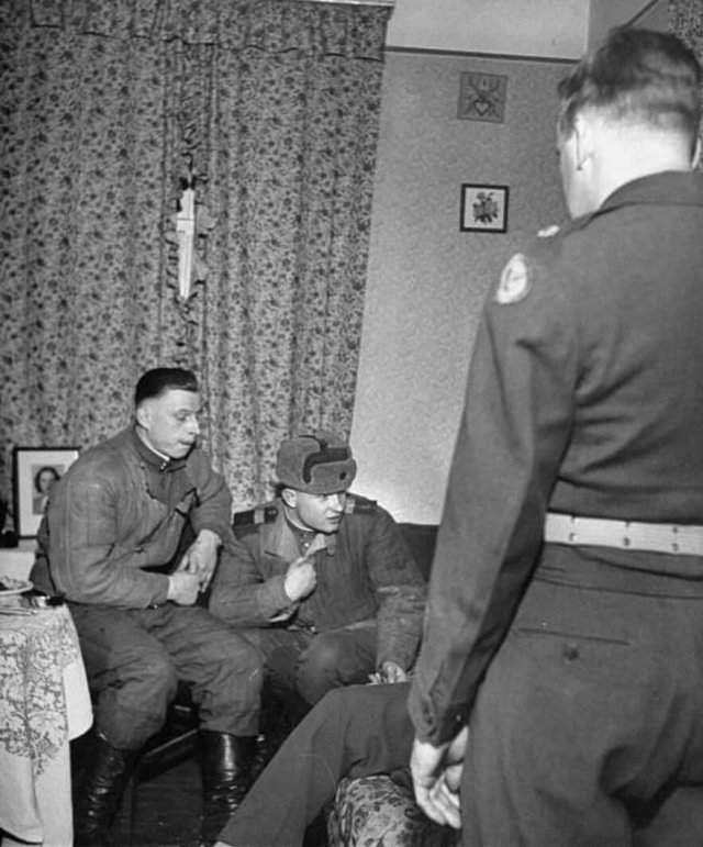Допрос советских военнослужащих, которых поймали пьяными в американской оккупационной зоне Германии, 1949 год.
