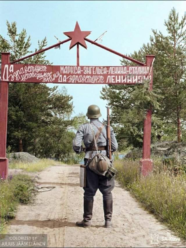 Финский солдат знакомится с местными достопримечательностями. Ладога. Лето 1941 года.
