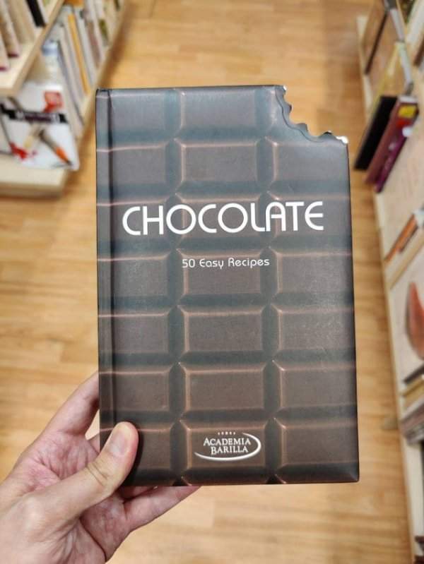 Книга о шоколаде выглядит как плитка, которую кто-то откусил