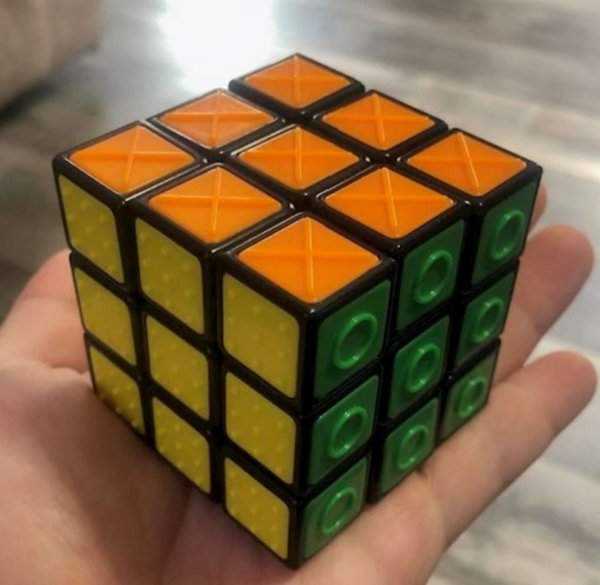 Кубик Рубика для слепых людей