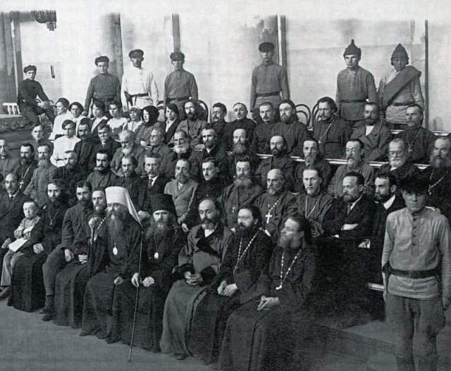 Группа подсудимых священников в зале суда, Петроград, июнь 1922 года.
