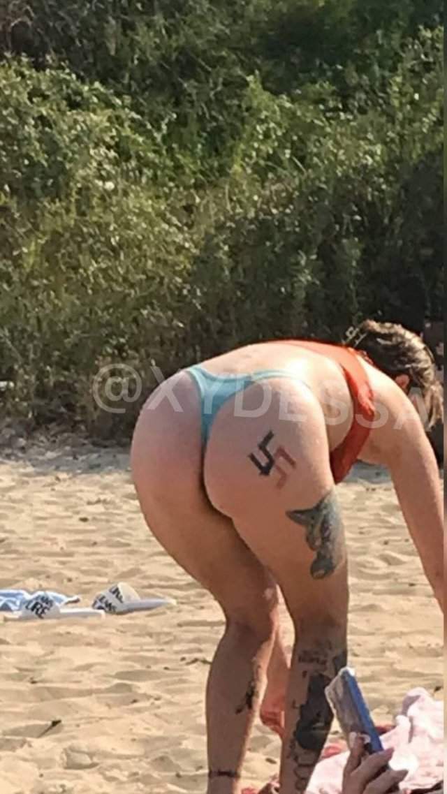 На пляже в Одессе заметили девушку со свастикой на &quot;пятой точке&quot; и лицом Гитлера на ладони