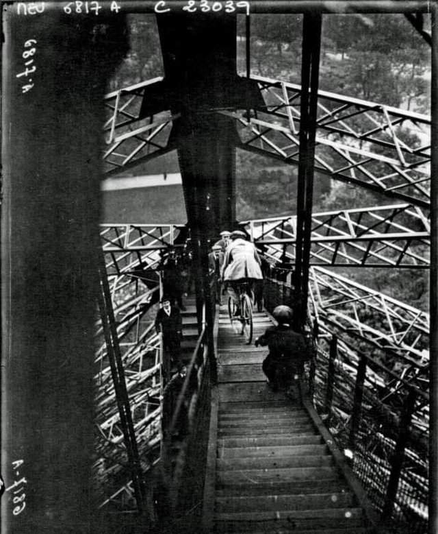 Мужчина съезжает на велосипеде с Эйфелевой башни, 1923 г.