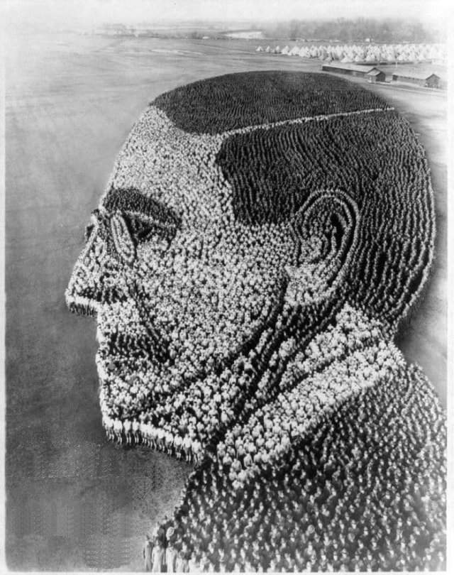 &quot;Живой&quot; портрет президента США Вудро Вильсона, образованный 21 тысячей солдат и офицеров, штат Огайо, 1918 год.