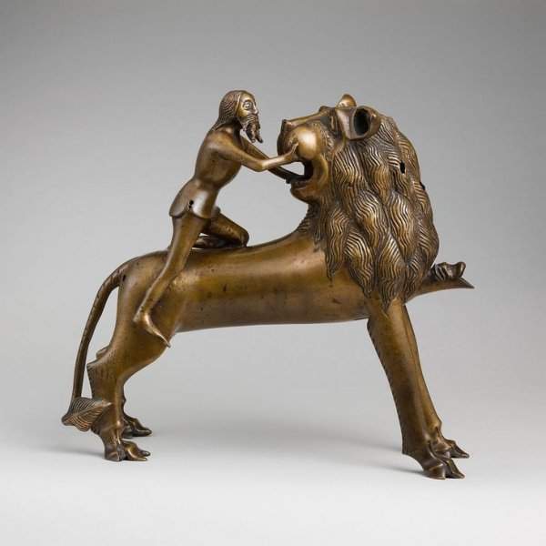 Акваманил (или водолей) — сосуд для омовения рук. Изображает Самсона, разрывающего пасть льву, XIV в.
