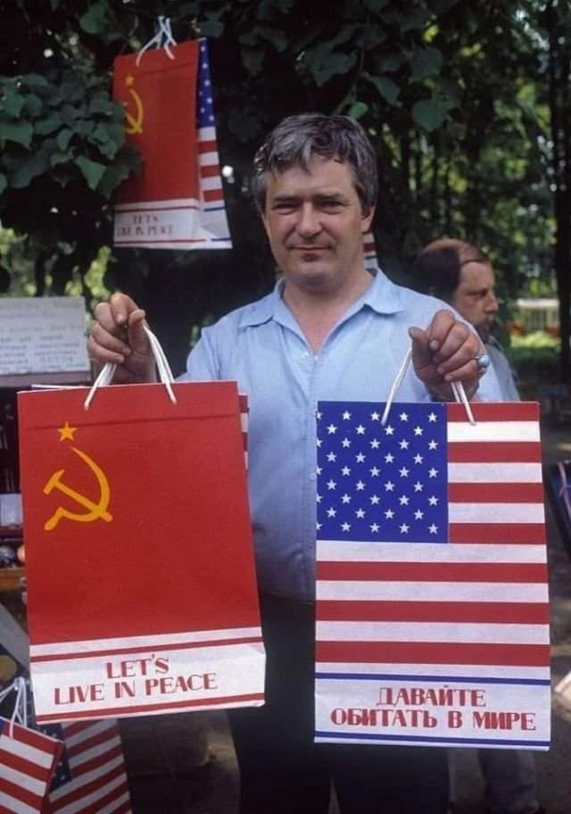 Продажа пакетов в Измайловском парке, предположительно 1988 год