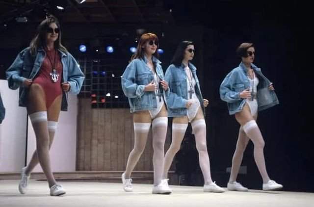 Девушки демонстрируют модную джинсовую одежду в Международном центре моды. Москва, 1992 год