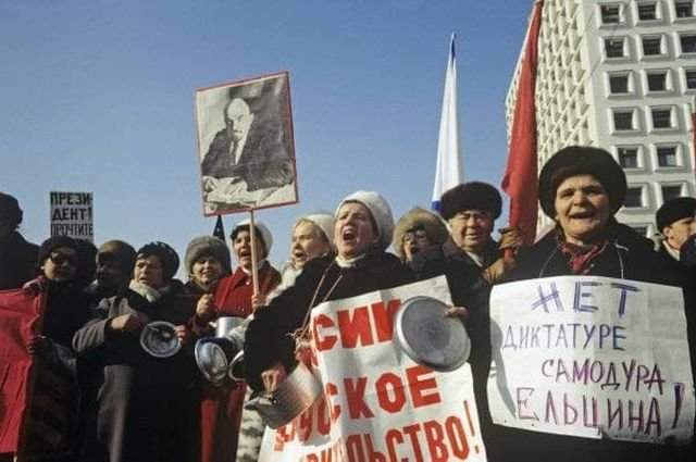 Участники &quot;марша пустых кастрюль&quot;, организованный движением &quot;Трудовая Россия&quot;, во время шествия к зданию правительства РФ, март 1993 год