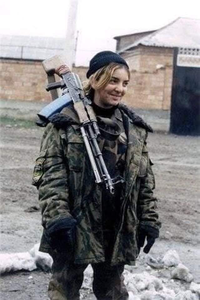 Девушка боевик с РПК в Грозном, 1999 год