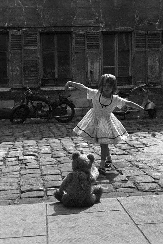 Дeвочка танцyет для плюшевого мишки. Париж, 1961 год.