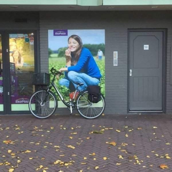 Кажется, велосипед этой даме всё-таки маловат