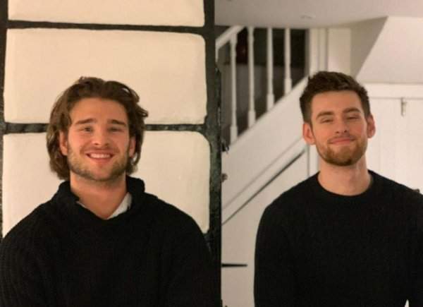 Фотография братьев выглядит как коллаж в стиле «До и после»