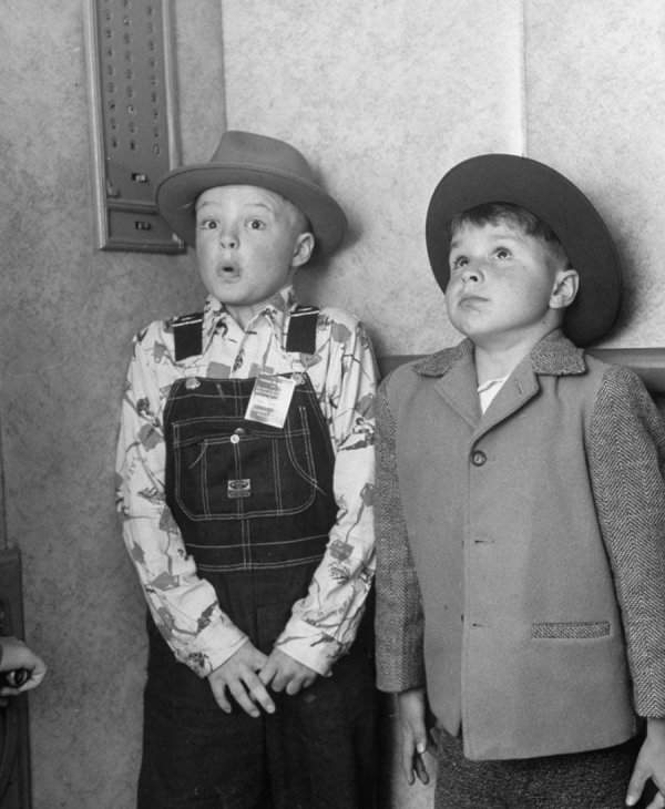 Деревенские дети впервые едут на лифте. США, 1948